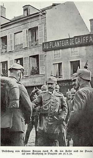 Verleihung von Eisernen Kreuzen durch Wilhelm II. auf dem Marktplatz von Vouziers am 23.03.1915